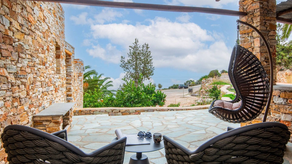 Platis Gialos Apartment | Apartment 'White and Black Suites Triple' with Sea View, Wi-Fi and Air Conditioning