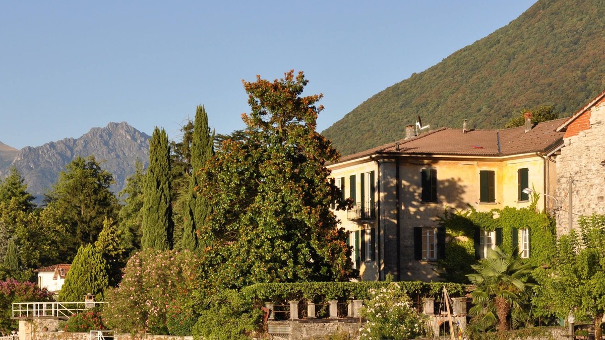 Claino Con Osteno Apartment | Apartment with garden, direct access to the lake in ancient villa