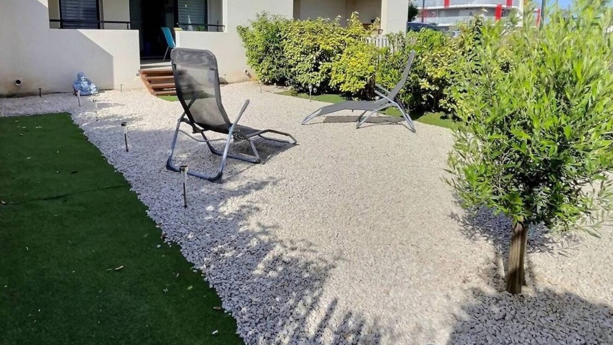Serignan Apartment | Apartment with a private parking garden