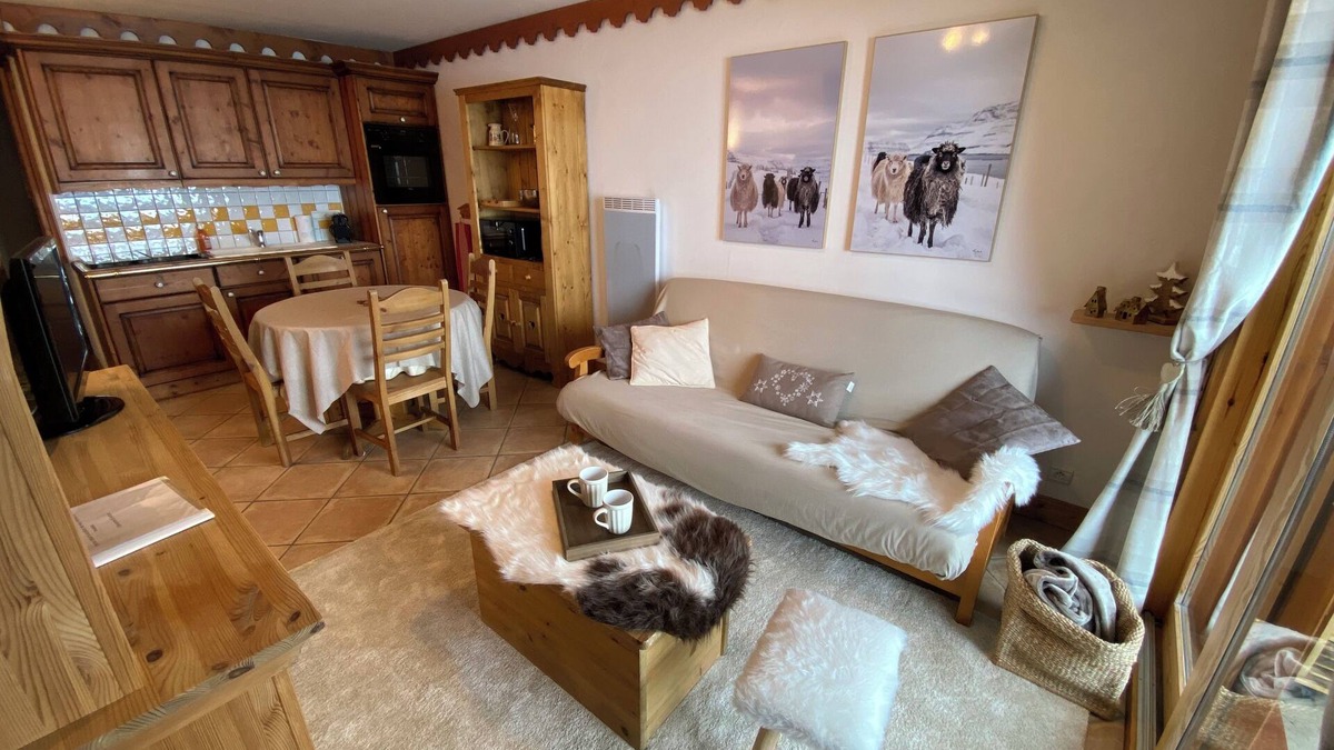 Les Menuires Apartment | Apartment with balcony at the foot of the slopes, ideal for families!