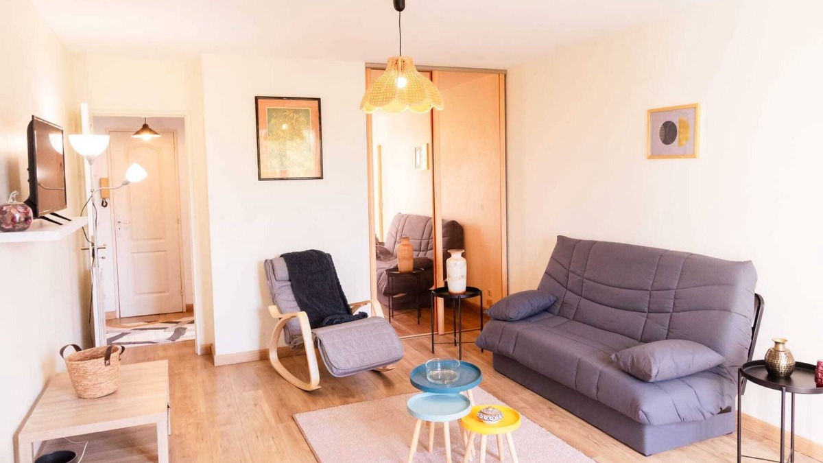 Papus Apartment | Apartment with balconies near park