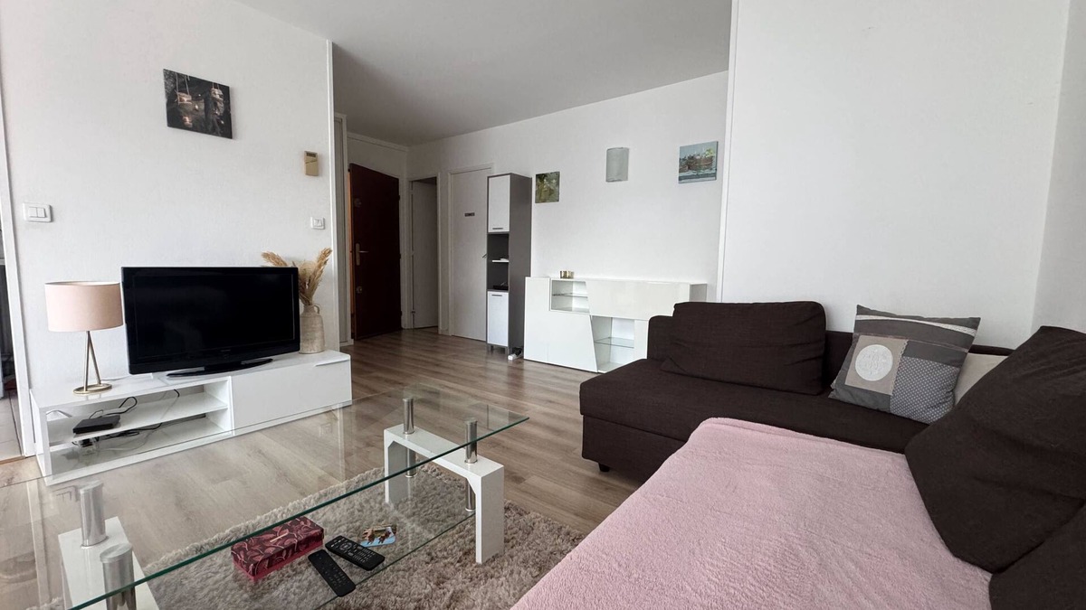 La Pierre-Heuze Apartment | Apartment with balconies close to beaches