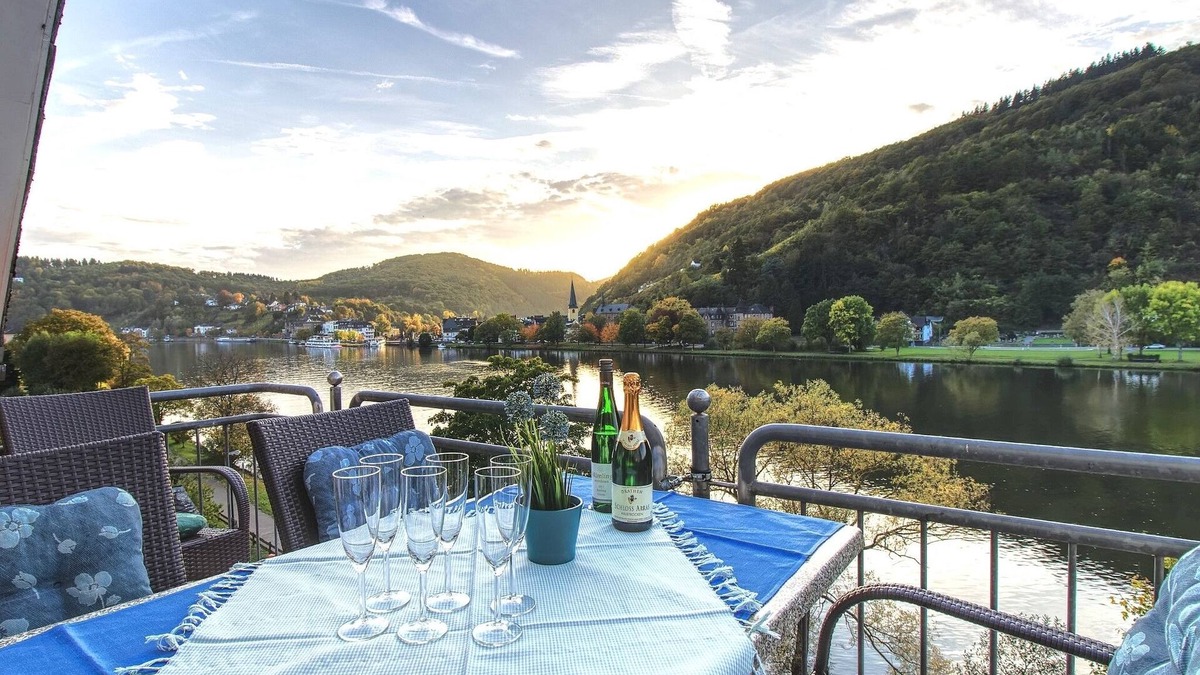 Bullay Apartment | Apartment with balcony directly on the banks and with a view of the Moselle