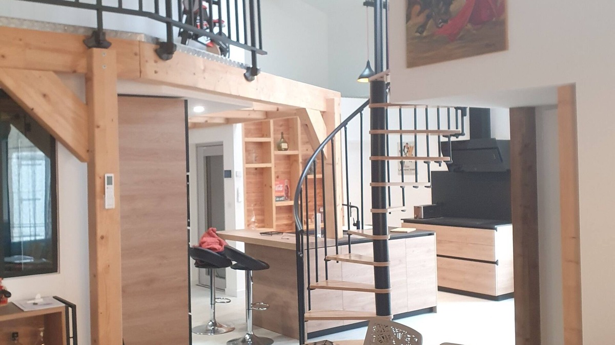 Lespignan Apartment | APARTMENT WITH ELEVATOR, TERRACE, GARAGE 15 MINUTES FROM THE SEA FOR 6 PEOPLE