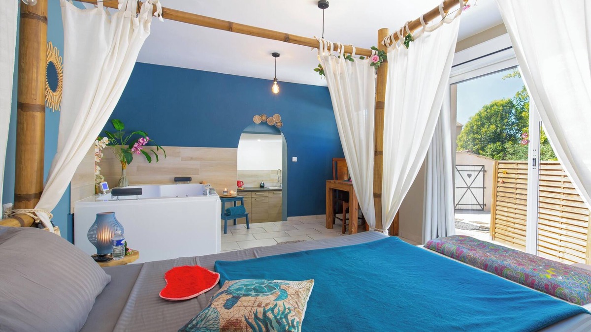 Puget-sur-Argens Apartment | Apartment with Jacuzzi 40m2 four-poster bed