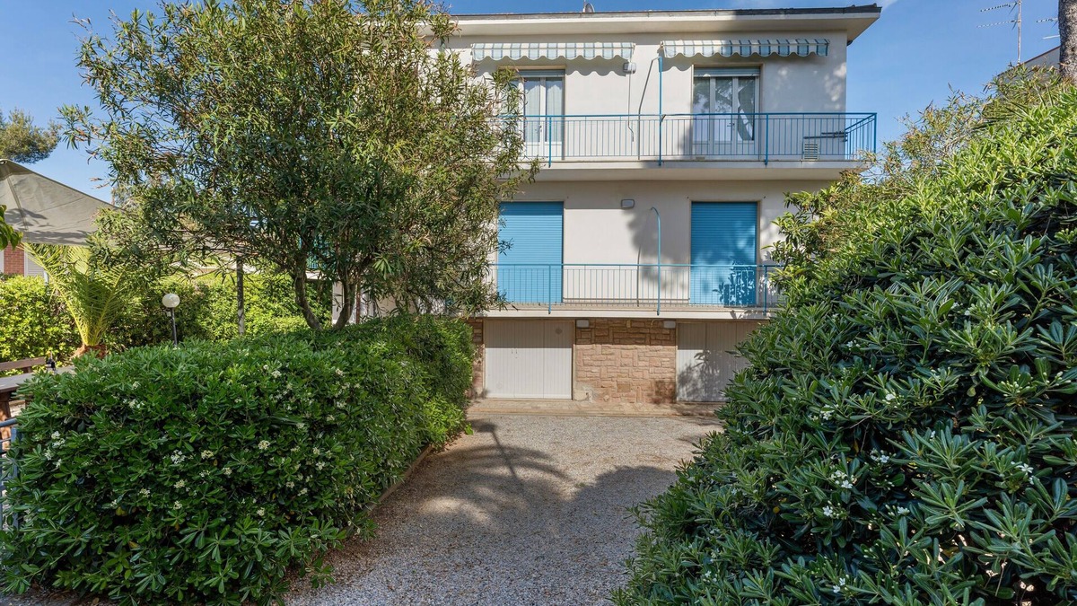 San Vincenzo Apartment | Apartment with garden and 10 beds, 50 meters from the beach