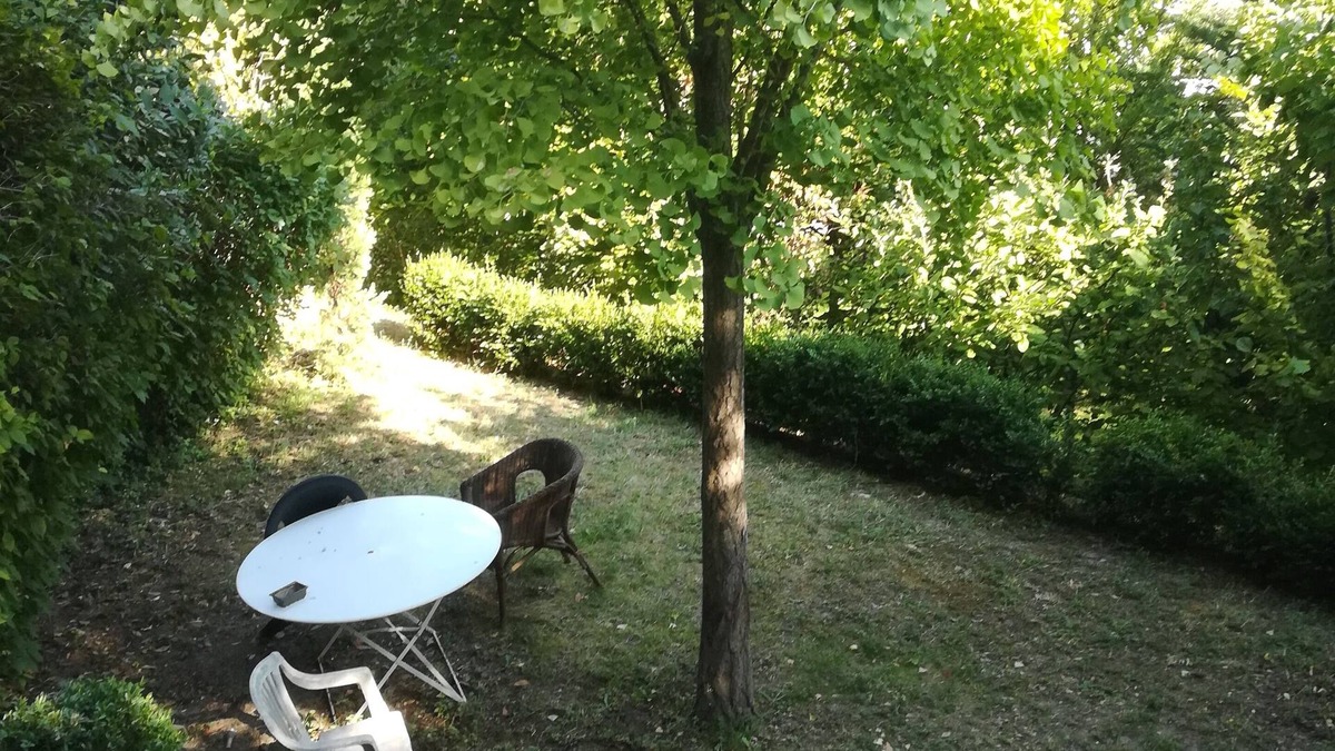 Meyrargues Apartment | Apartment with garden and garage MEYRARGUES. Stays of up to 7 days.