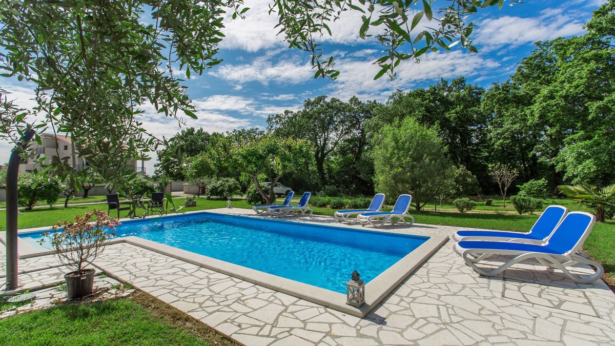 Susnjici Apartment | Apartment with pool, garden, air conditioning, barbecue, children's playground