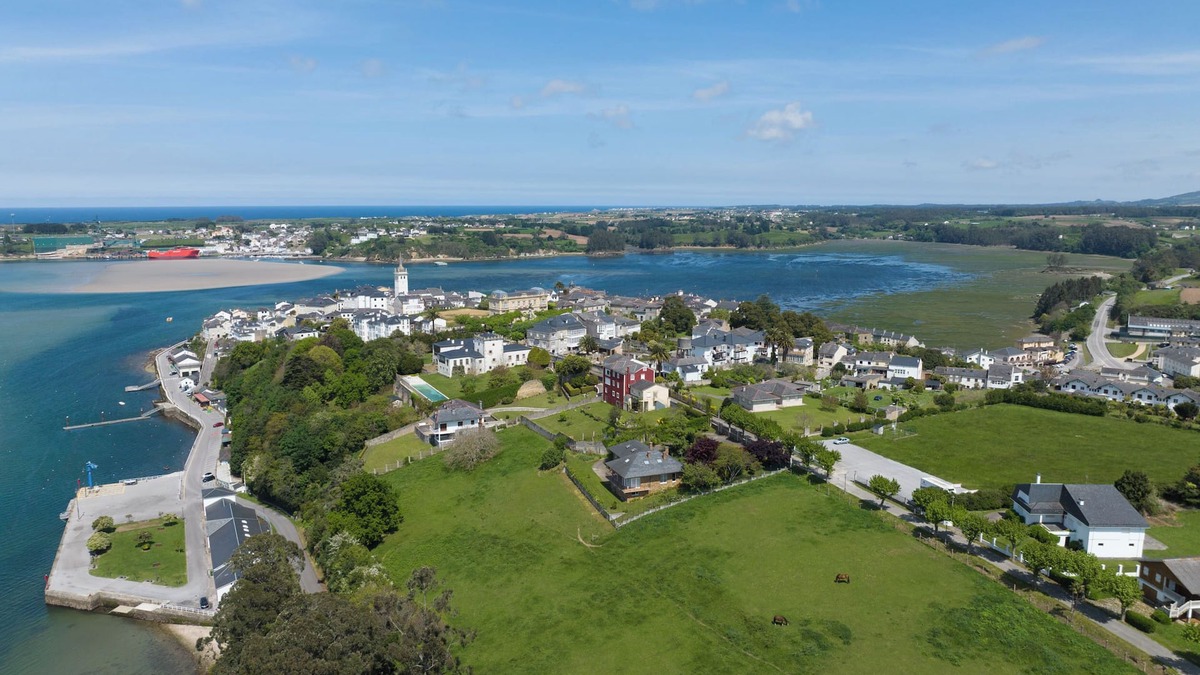 Figueras (Castropol) Apartment | Apartment with private garden and sea views on the coast of Asturias