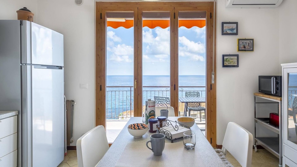 Piani-Ciapin Apartment | Apartment with sea view terrace and A/C | Ap57