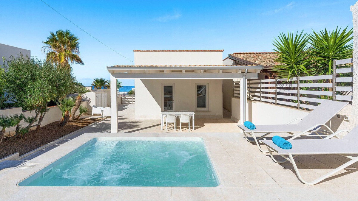 Cornino Apartment | Apartment with small pool and sea 50 meters away