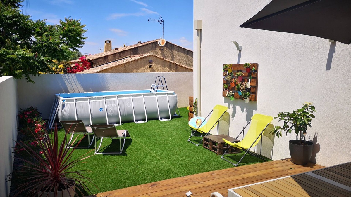 Rognac Apartment | Apartment with swimming pool, garden and air conditioning