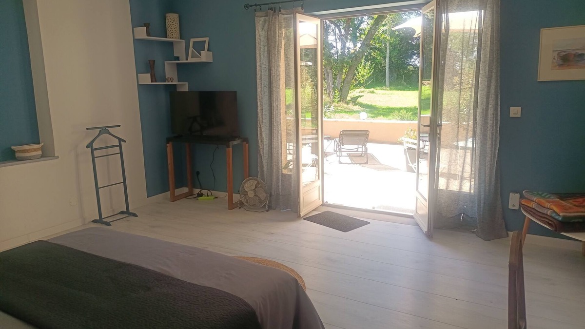 Pouzy-Mesangy Apartment | Apartment with terrace in the Bourbonnais countryside