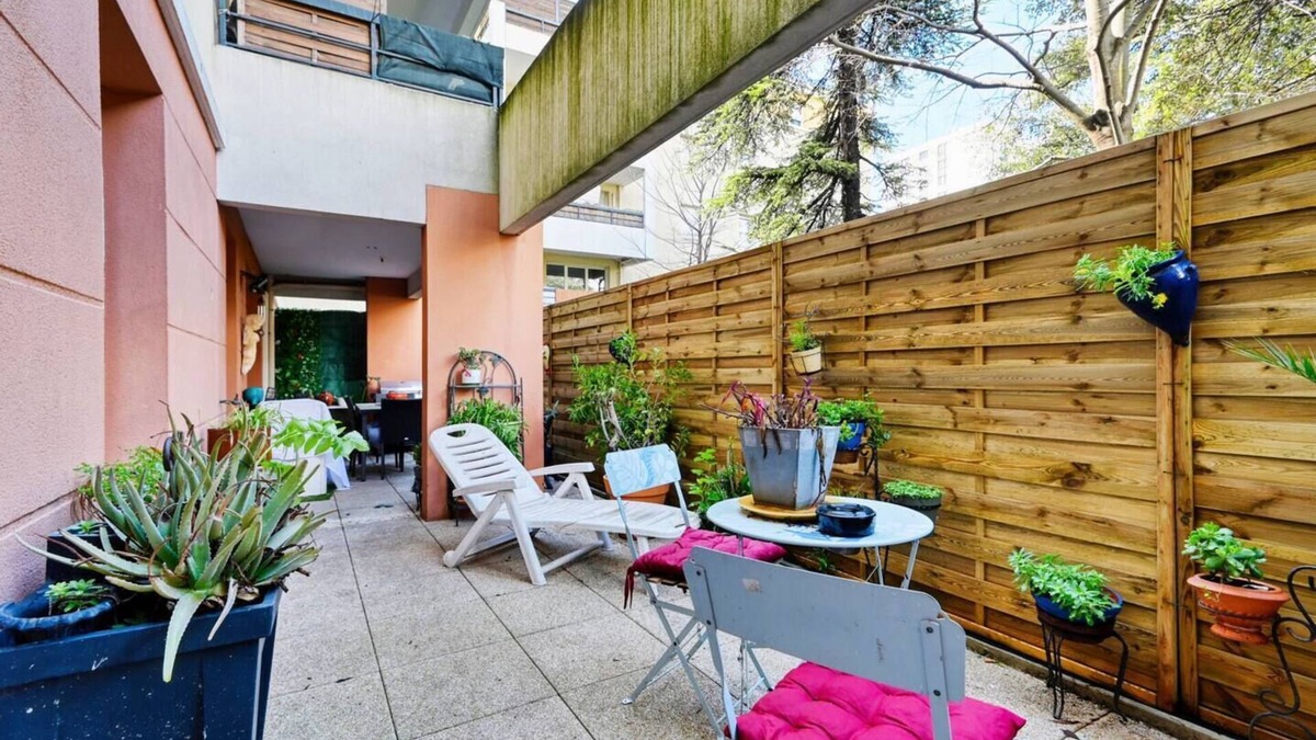 Les Arnavaux Apartment | Apartment with terrace, parking, air conditioning