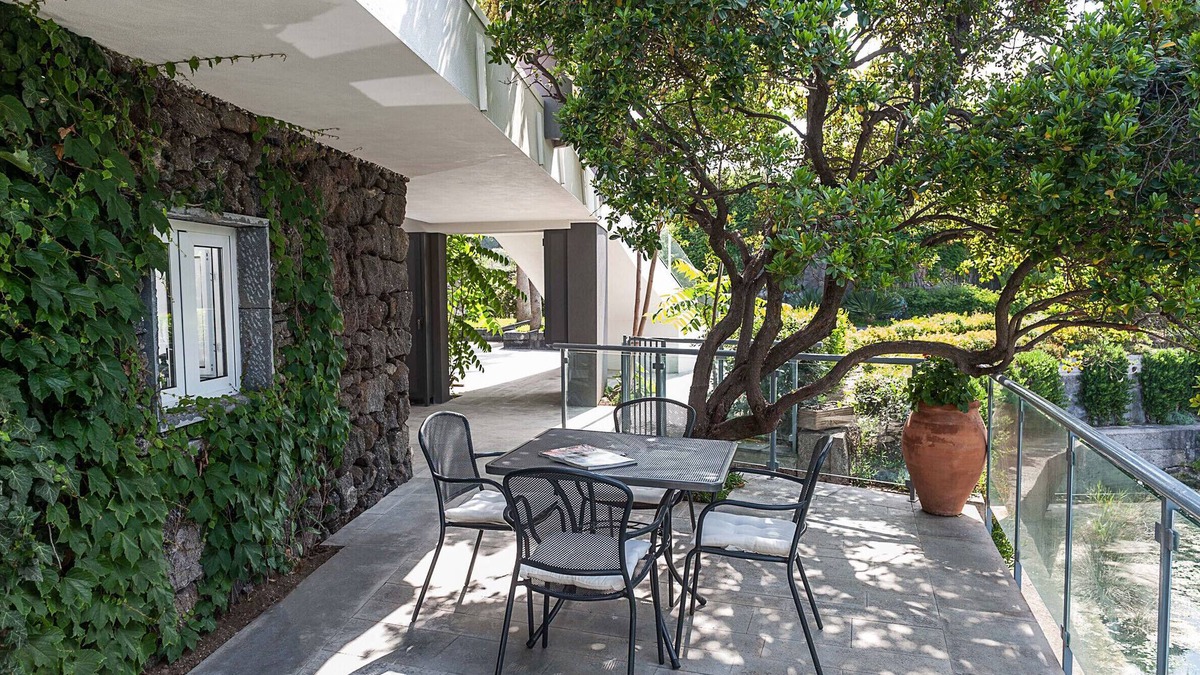 Stazzo Apartment | Apartment with terrace and direct access to the sea. Shared pool. Conchiglia