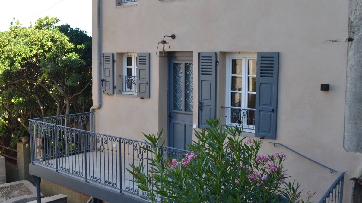 Grimaud Apartment | Apartment with terrace in the heart of Grimaud village, 5 minutes from the sea.