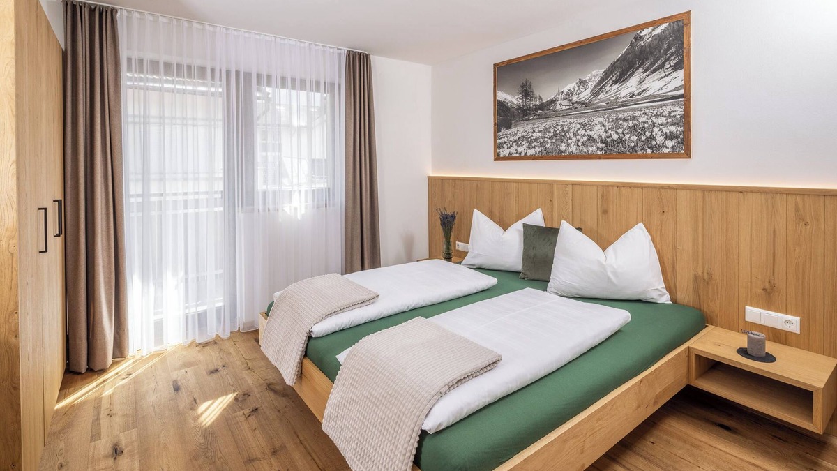 Lutago Apartment | Apartment 'Zum Sonnentor - Larix' with Mountain View, Balcony & Wi-Fi