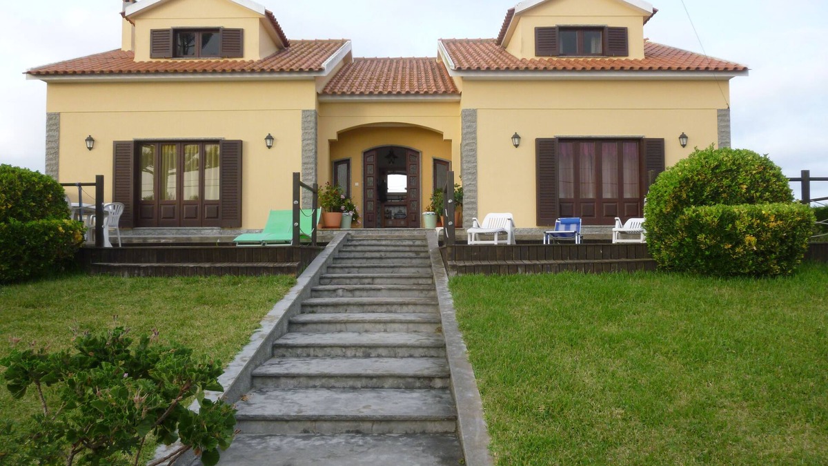 Atalaia Apartment | APARTMENT1st floor of 1 casa.Total/independente.Jardim.Praia 10 min.