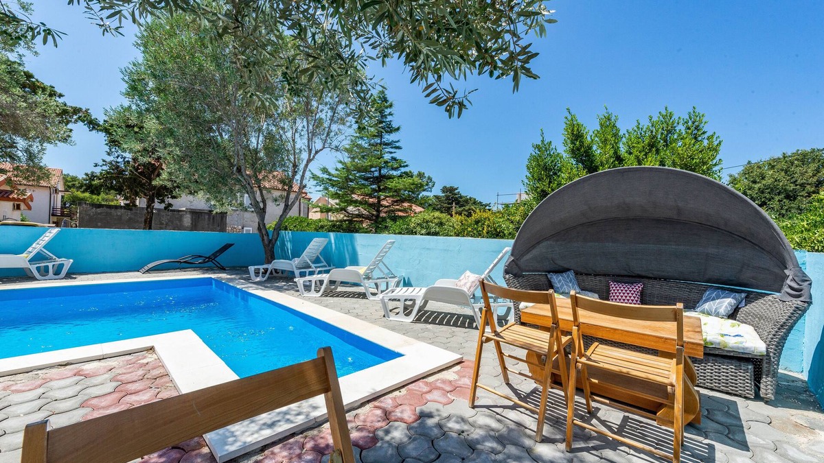 Zrce Apartment | Apartments CLAUDIA for max.18 people near the center and beach