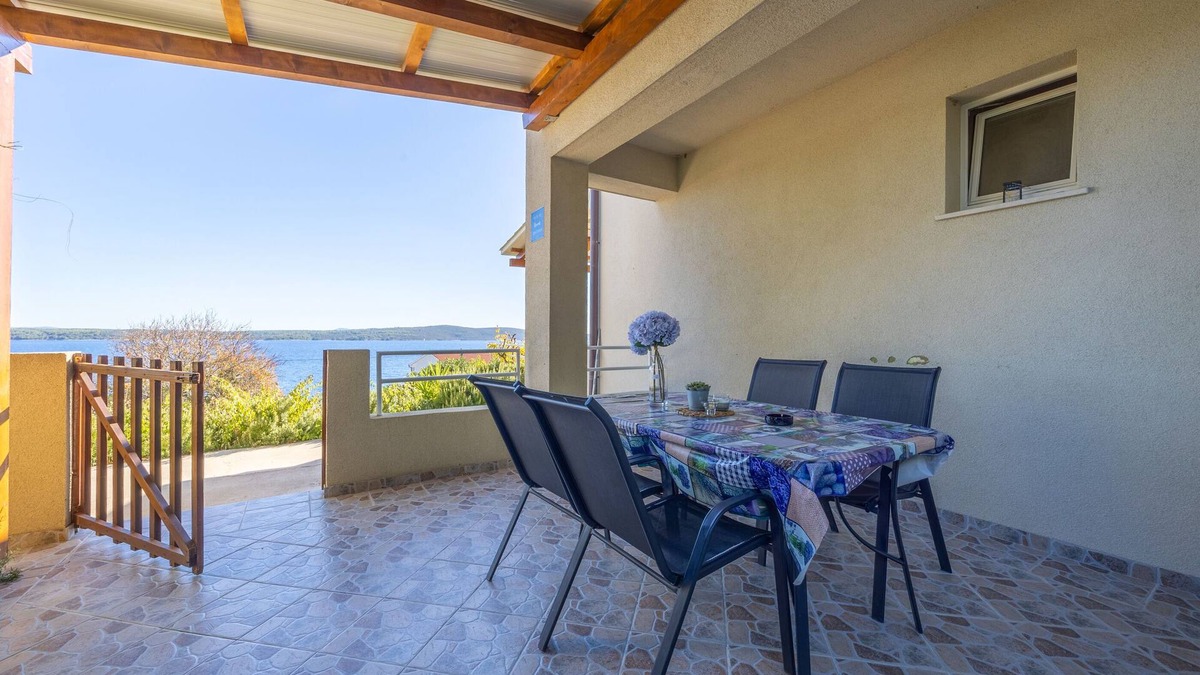 Zavala Apartment | Apartments Ena (33981-A1) - Zavala - island Hvar
