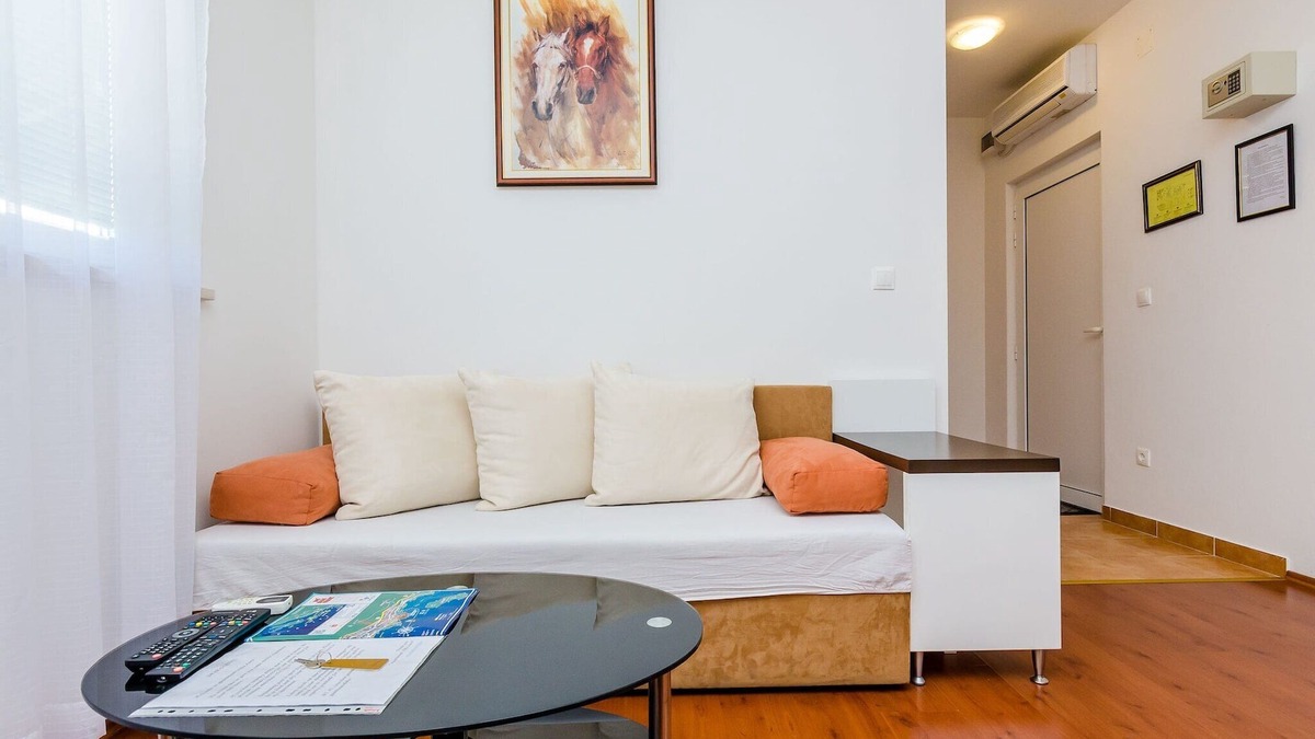 Montovjerna Apartment | Apartments Villa Aura - Comfort Studio Apartment 8 with shared swimming pool