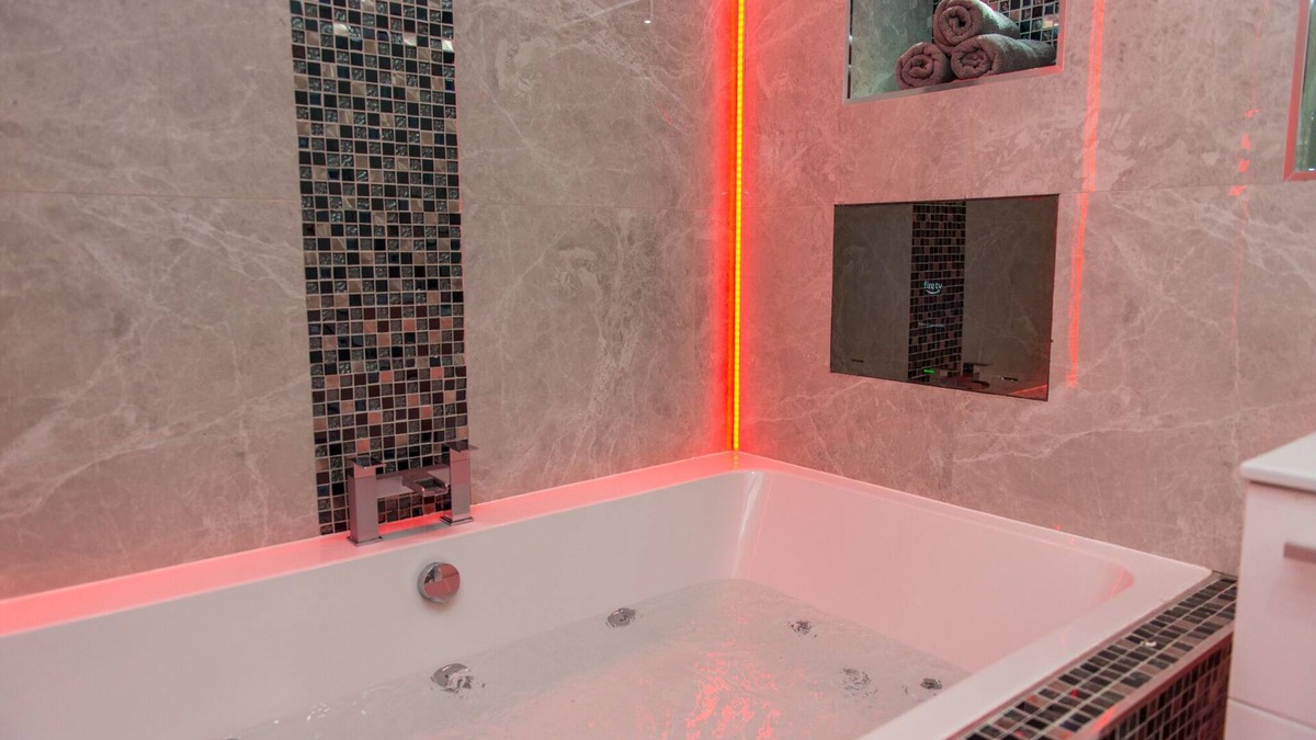 Huddersfield Apartment | Aphrodite Suites The Opulance Hot Tub Spa Suite