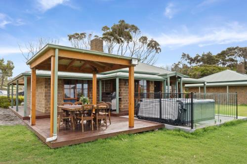 Marengo House | Apollo Bay Cottages- Wild Dog