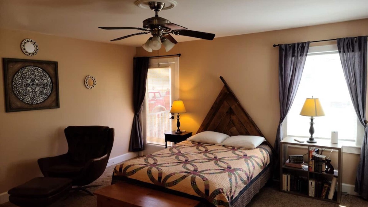 Blairsville Bed & Breakfast | Appalachian Room at Misty Mountain Inn - 21 Mi to Helen Georgia