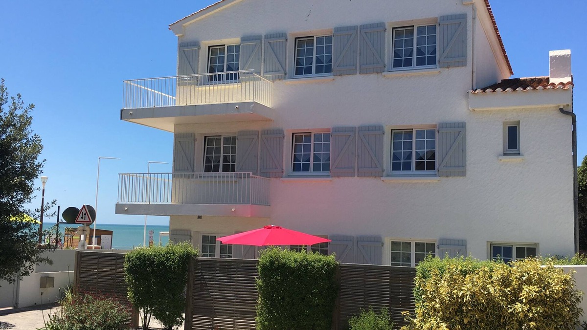 Saint-Gilles-Croix-de-Vie Apartment | Appart 2/4 pers dans MAISON, 3 Etoiles, à 30 m plage, TERRASSE, PARKING PRIVE