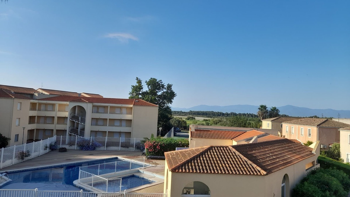 Les Hauts de Canet Apartment | Apparently sleeps 4 in secure residence. Swimming pool and private parking.