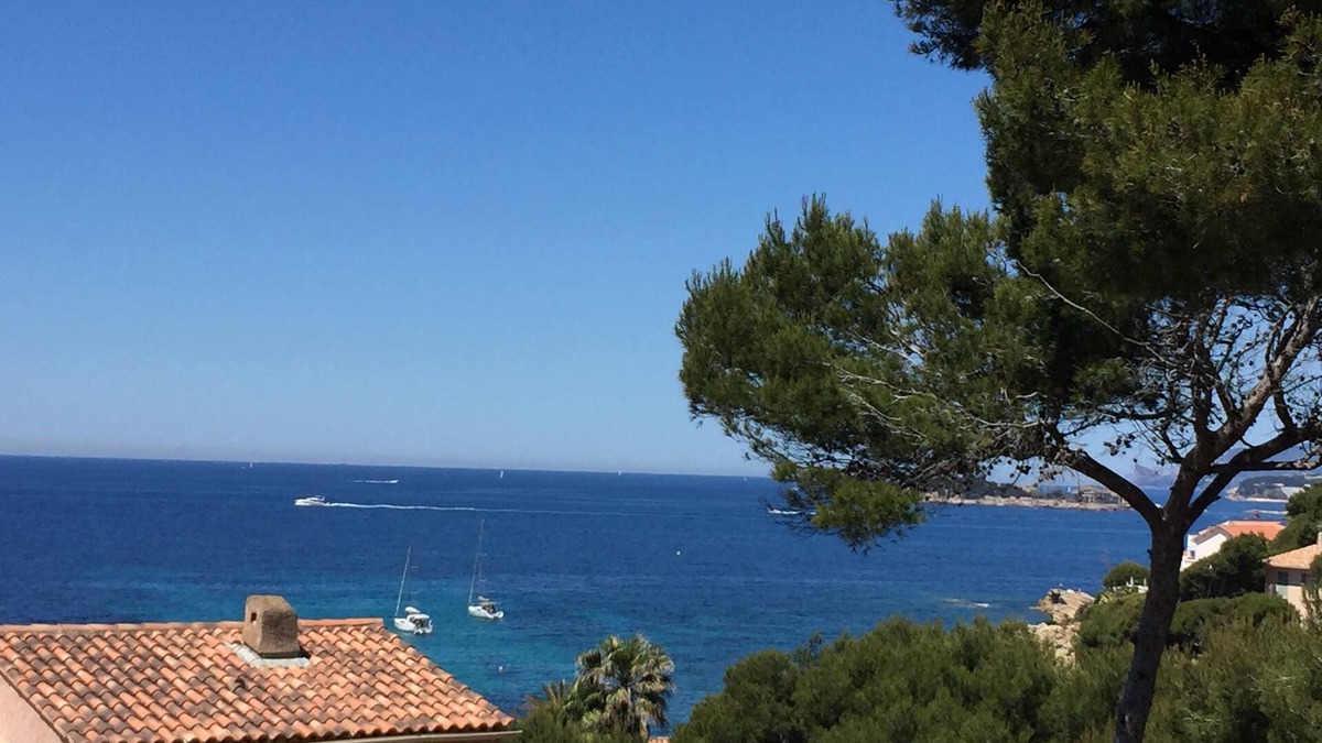 Sanary-sur-Mer Apartment | Appart in house in Sanary sea view, 200 meters from Beaucours beach.