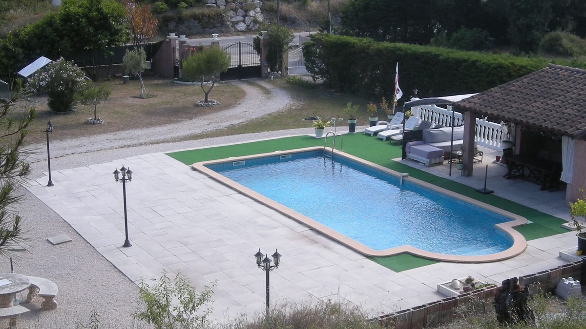 Roquefort-la-Bedoule Apartment | Appart. with swimming pool - (4 people during the stay + 1 child under 3)