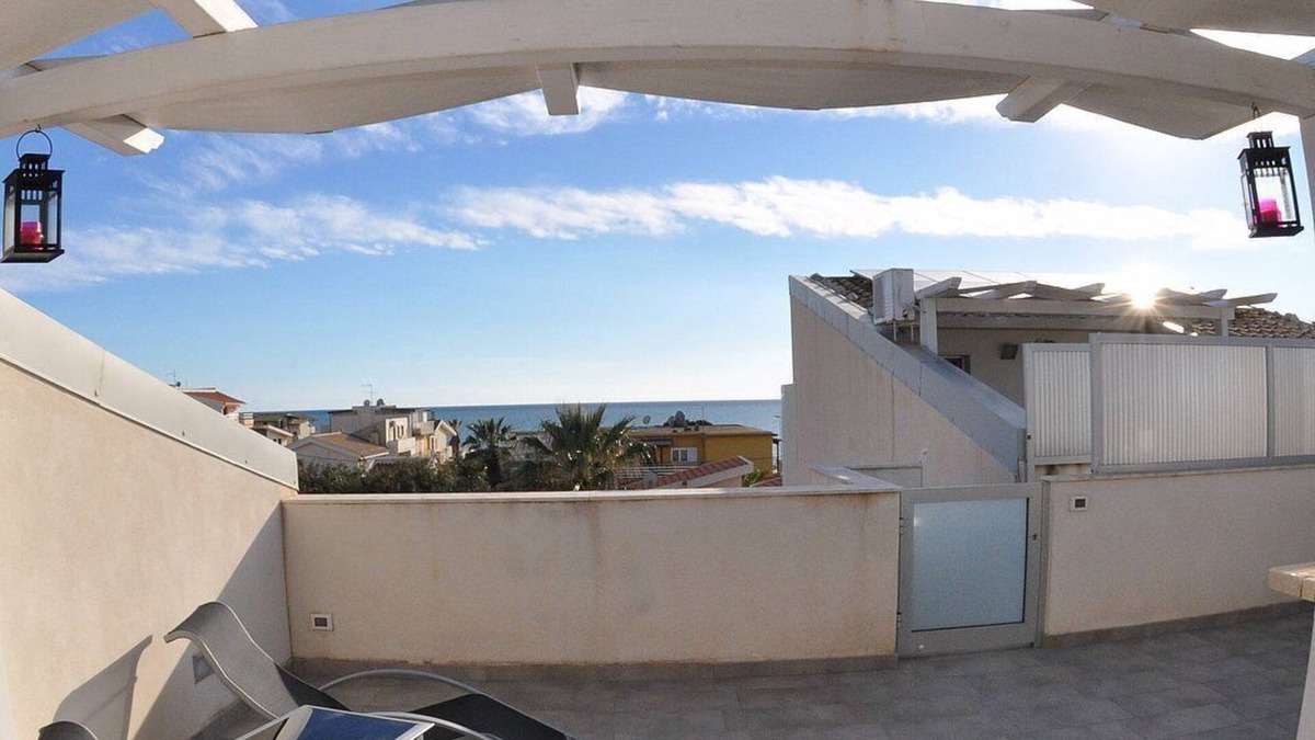 Punta Secca House | Appartamento Odisseo B: A cozy apartment situated at a few steps from a sandy beach, with Free WI-FI.