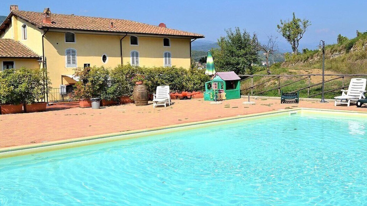 Serravalle Pistoiese House | Appartamento Clarabella B: A characteristic and welcoming two-story apartment that is part of a villa built on a hillside, surrounded by meadows and woods, with Free WI-FI.