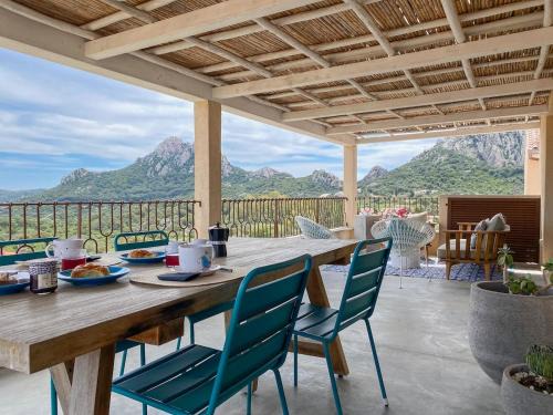 San Pantaleo Apartment | Appartamento bianco, centrale, parcheggio, ottimo per 4 persone