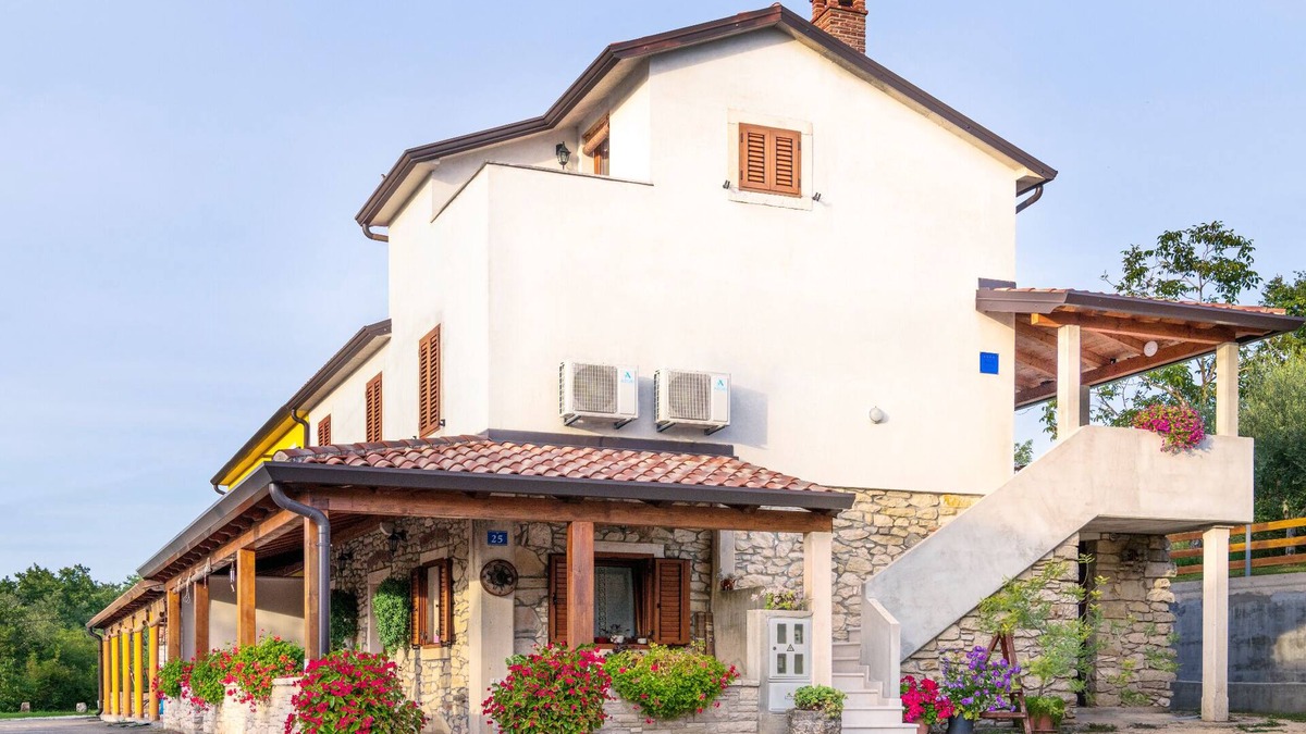 Vardica Apartment | Appartamento Confortevole con Mansarda in Villaggio Tranquillo