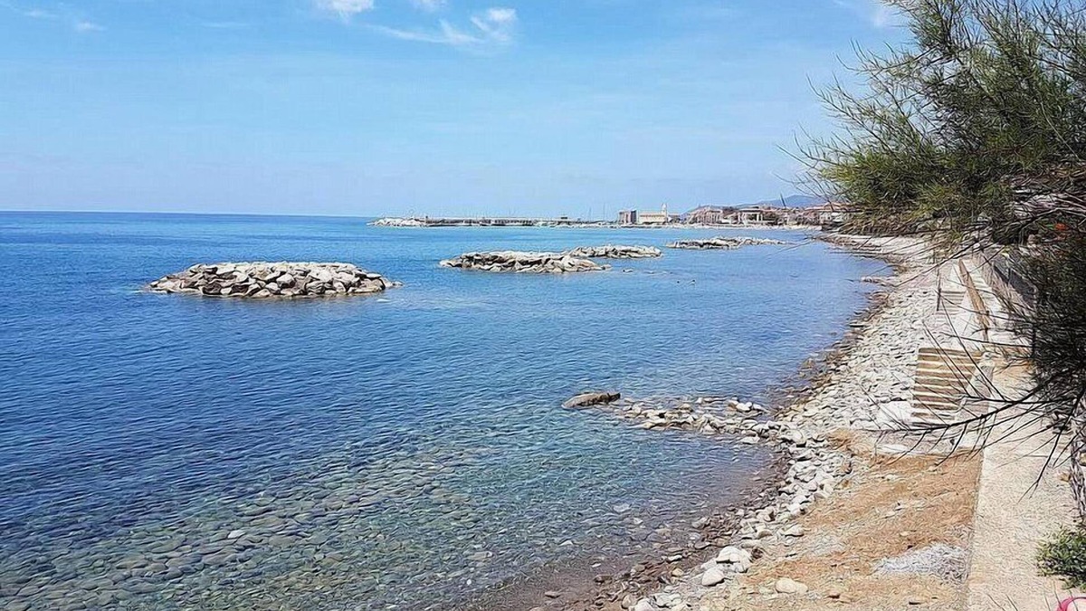 Acciaroli House | Appartamento Torre Caleo F: A charming apartment located right on the beach, with Free WI-FI.