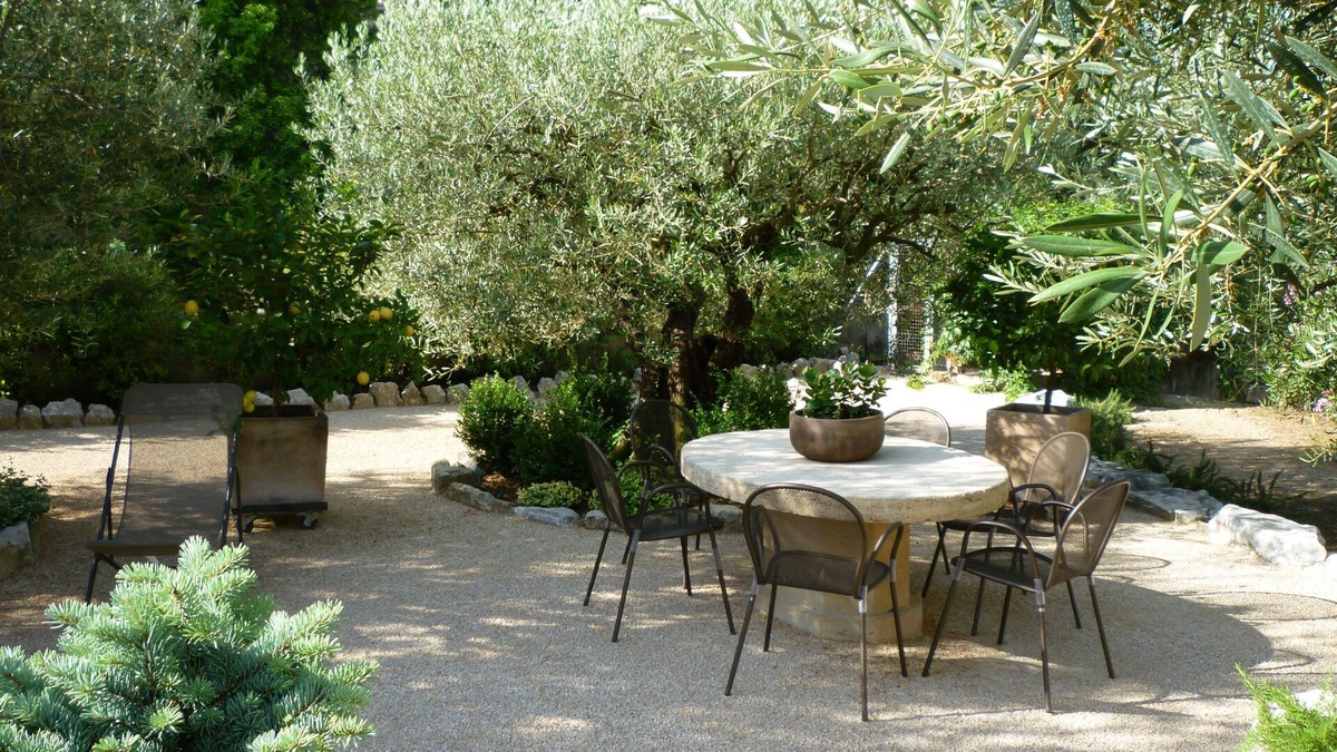 Robion House | Appartem. air-conditioned 60 m² at the foot of the Luberon & breathtaking view of the well-kept garden