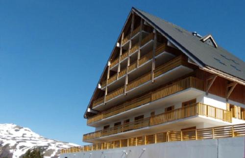 Besse-et-Saint-Anastaise Apartment | Appartement confortable à Besse - 40 m² avec balcon vue montagne