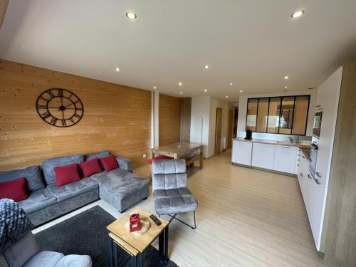 Saint-Jacques-des-Blats Apartment | Appartement T3 confortable avec 2 chambres, parking, proche pistes - FR-1-787-1