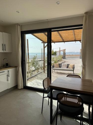 Vitrolles Apartment | Appartement au calme au bord l'étang