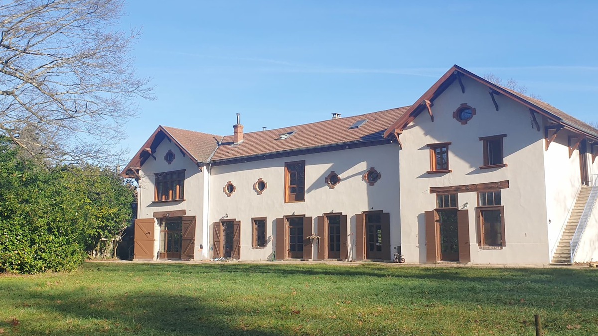 Peronnas Apartment | Appartement au Calme, Spacieux et Confortable