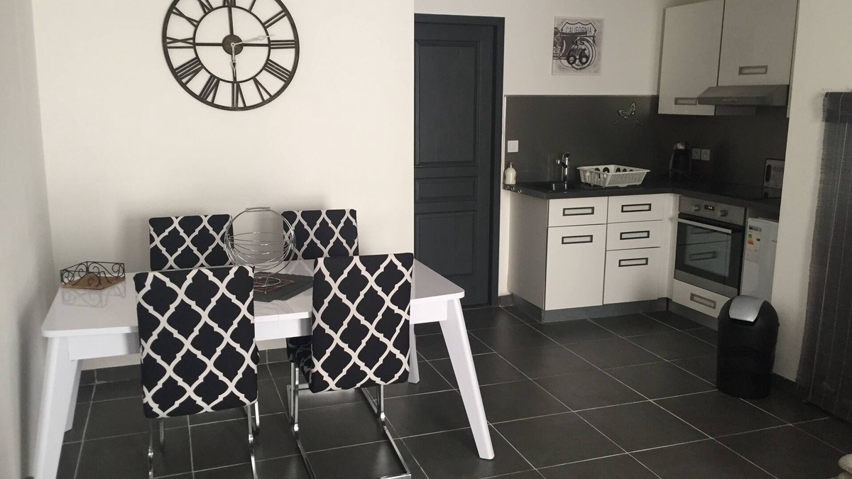 Loupian Apartment | Appartement au Coeur D'un Village Classé