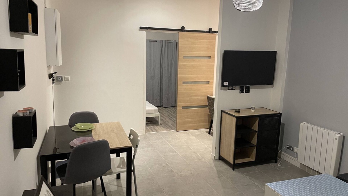 Noisy-le-Sec Apartment | Appartement au Pied de la Gare