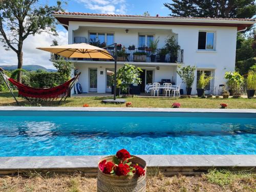 Hendaye Apartment | Appartement avec cuisine et grande piscine chauffée