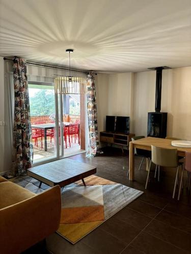 Anthy-sur-Leman Apartment | Appartement calme avec balcon