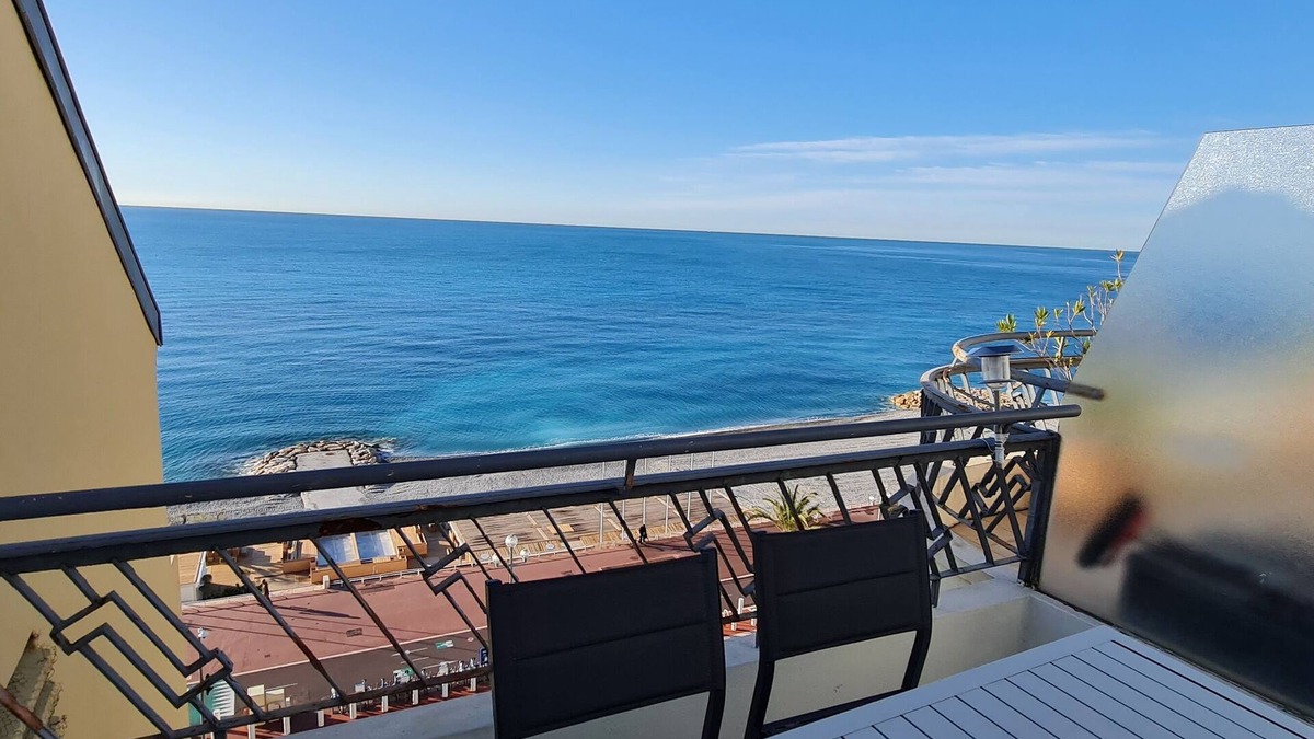 Fabron Apartment | Appartement Climatisé de Standing 4 Personnes, Face à la mer Devant la Plage