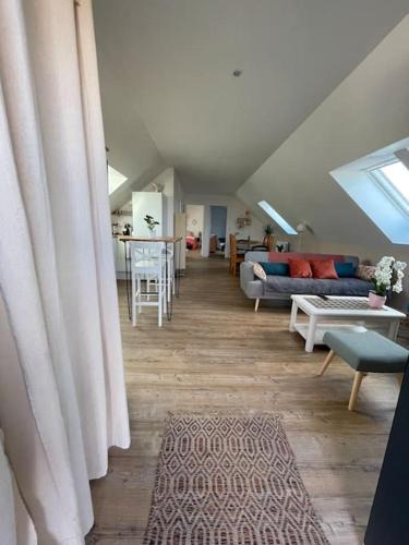Lion-sur-Mer Apartment | Appartement cosy sous les toits