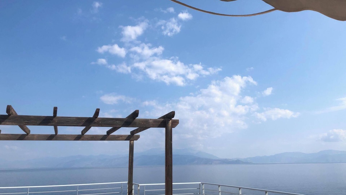 Evrostina Apartment | Appartement en bord de mer avec piscine. Vue à couper le souffle !
