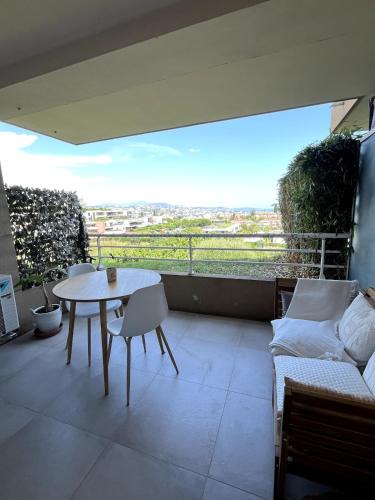 Saint-Laurent-du-Var Apartment | Appartement calme vue mer